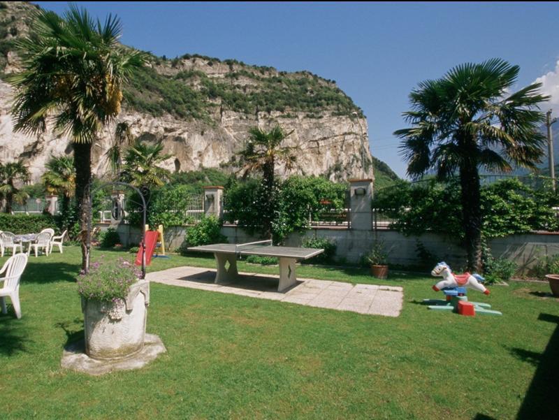 Hotel Angelini Torbole Sul Garda Exterior foto